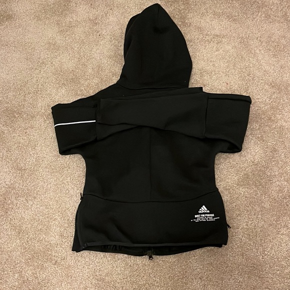 Adidas crop hoodie, two zips pockets in front and zips on the side one of a kind - Picture 5 of 6